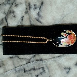 Gold rope chain with flowery pendant